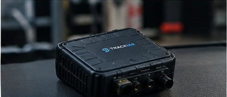 Equipo de hardware TRACKIAR apoyado sobre una superficie oscura